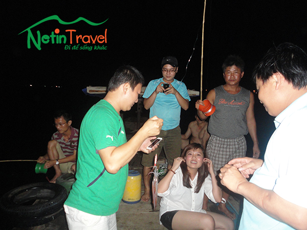 Go Fishing And Catching Cuttlefish On Nhat Le Sea